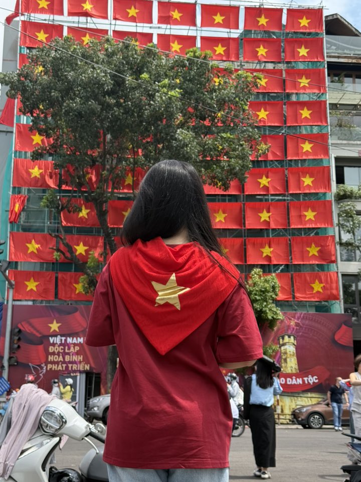  “Bức tường” cờ đỏ sao vàng rực rỡ giữa trung tâm Hà Nội