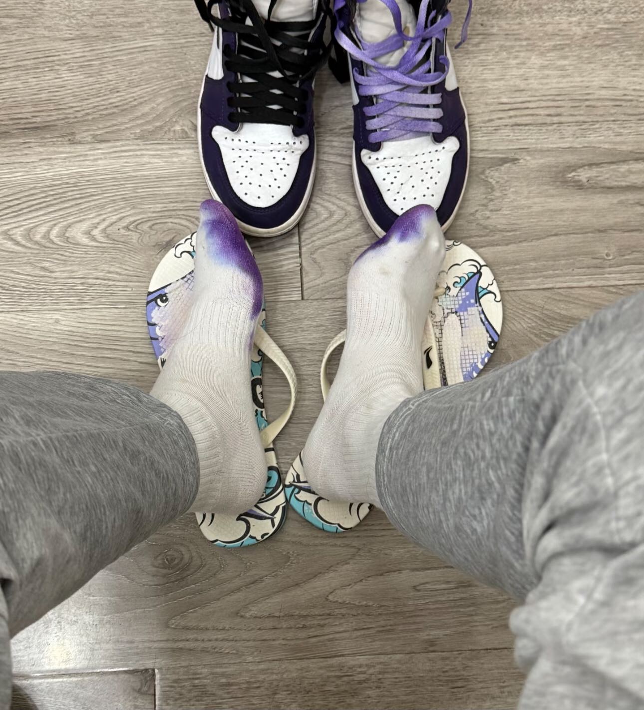 Dù đắt đỏ hay bình dân, giày da lộn đều có khả năng biến thành “giày báo động đỏ” nếu gặp trời mưa.