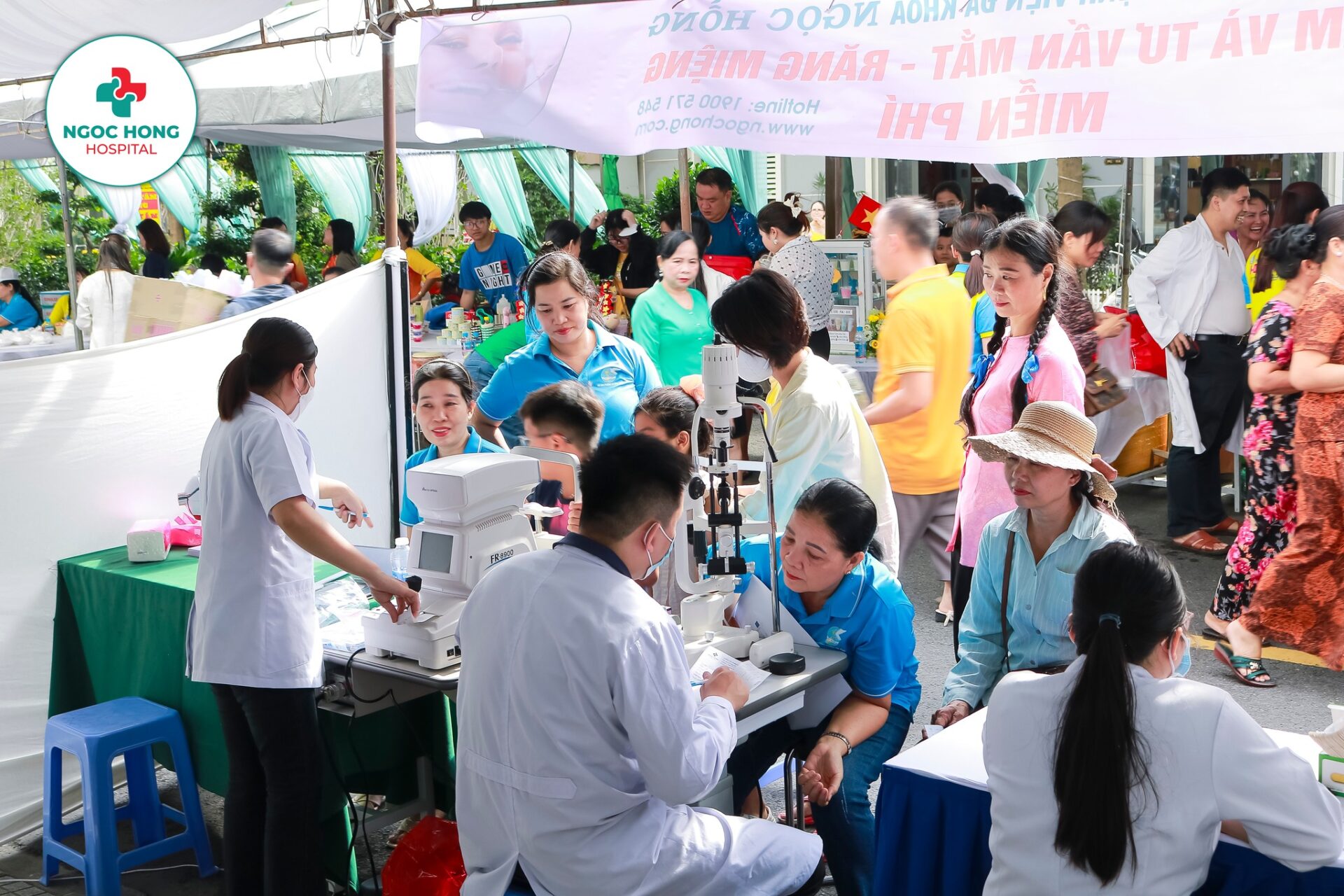 Các bác sĩ Ngọc Hồng tận tình giải thích, hướng dẫn người dân về cách chăm sóc mắt đúng cách.