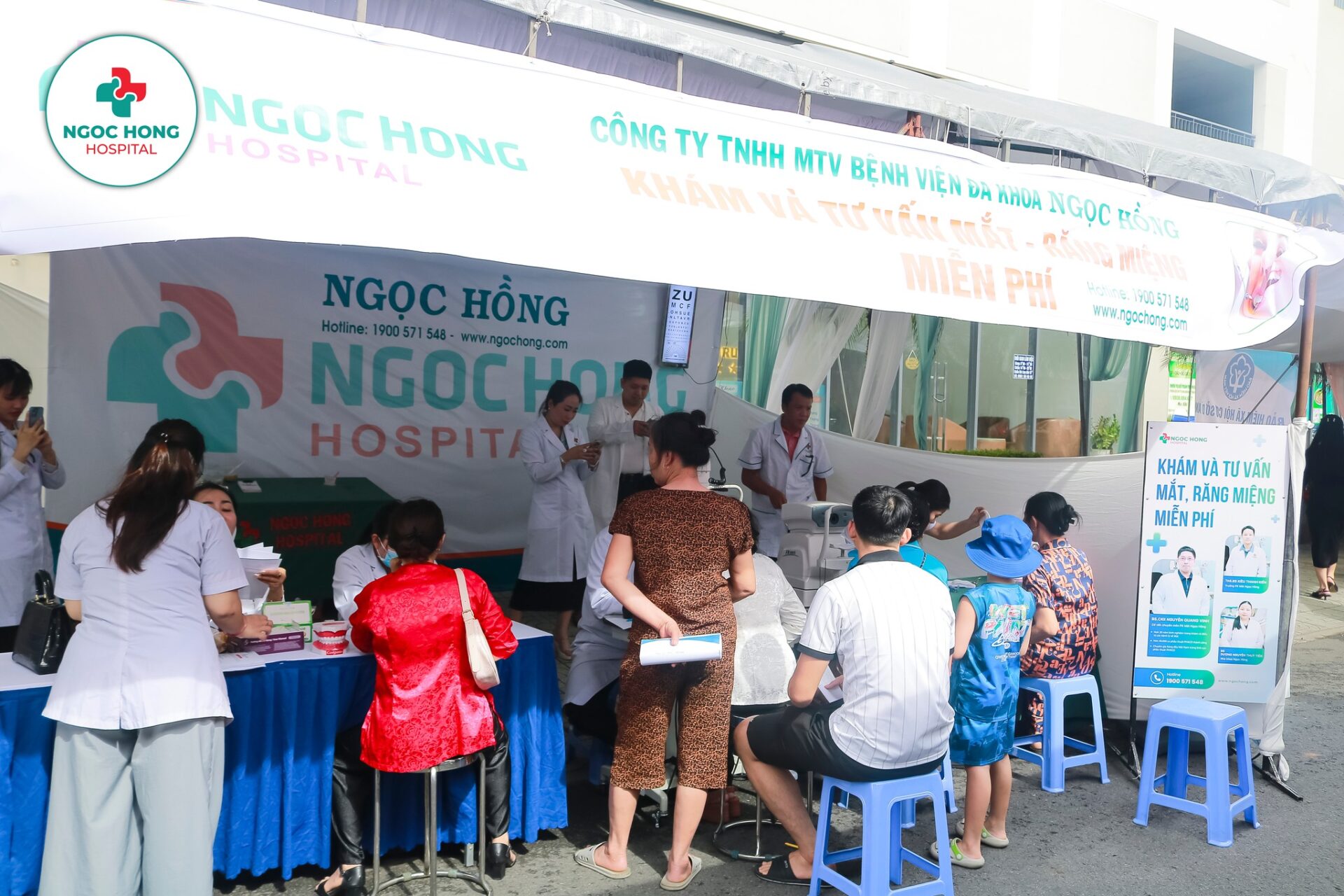 Gian hàng khám và tư vấn sức khỏe của Phòng khám Đa khoa Ngọc Hồng nhận được sự quan tâm của đông đảo người dân.