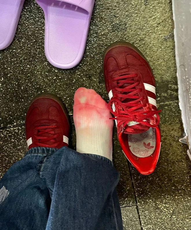  Không riêng PUMA, adidas Gazelle đỏ cũng khiến fan sneaker “ám ảnh mùa mưa”