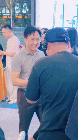 Đây không phải lần đầu tiên Cường Đô La khiến dân mạng bất ngờ với sự hào phóng.