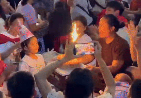  Sinh nhật “có 1-0-2”: Bé gái 6 tuổi được cả phố hát mừng giữa lúc chờ diễu binh