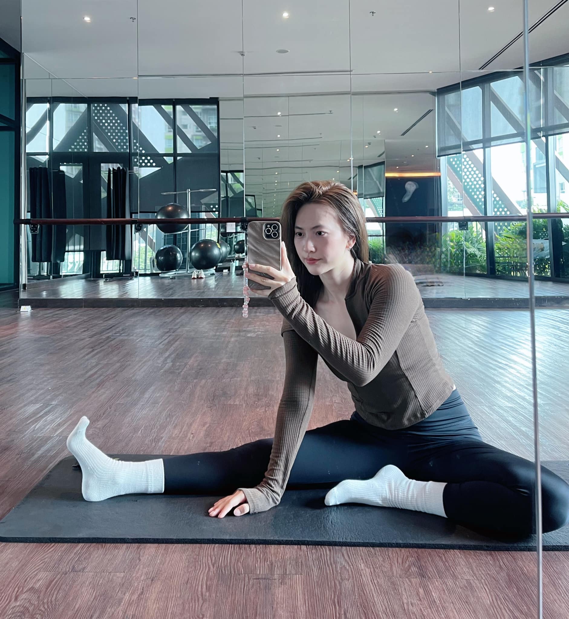  Đã bước sang tuổi U40, Phương Anh Đào vẫn trẻ trung đến khó tin: Tất cả nhờ yoga!