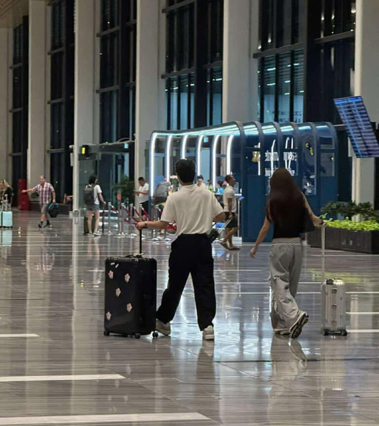  Bích Phương và Tăng Duy Tân lộ diện kè kè ở sân bay, dân tình hết đường “nghi ngờ”!