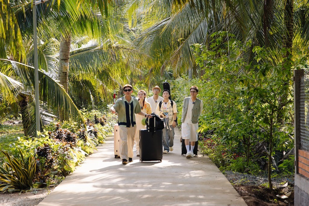 “Gia Đình Haha” tiếp tục hành trình Nam tiến đến miền Tây trù phú, nơi những dòng kênh đong đầy phù sa và lòng người thì chan chứa nghĩa tình.