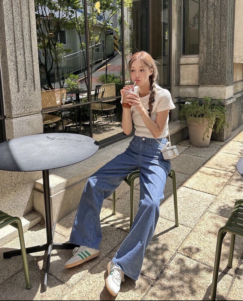  nhiều tín đồ thời trang từ châu Á đến châu Âu đang đồng loạt rời xa những outfit rực rỡ