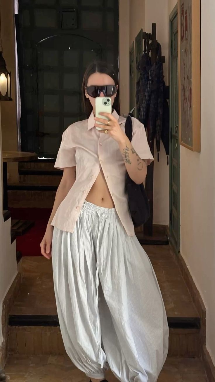 Điểm mạnh khiến Harem pants trở thành item "không tuổi" chính là khả năng thích nghi.