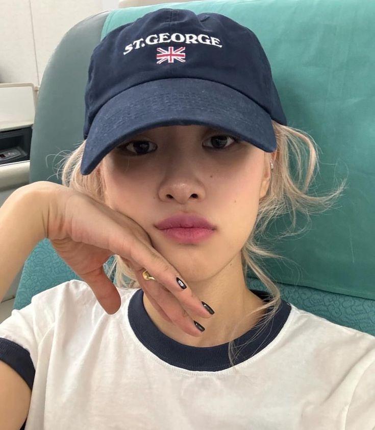  Rosé (BLACKPINK) lại khiến fan bất ngờ khi nhiều lần ưu ái một chiếc mũ lưỡi trai chưa đến 500.000 đồng.