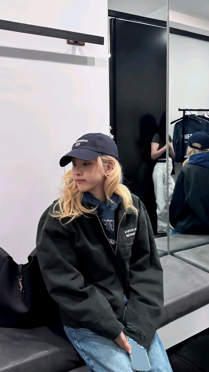 Thiết kế navy thanh lịch, chữ thêu trắng ST. GEORGE cùng lá cờ Anh nhỏ nhắn đủ để tạo điểm nhấn tinh tế.