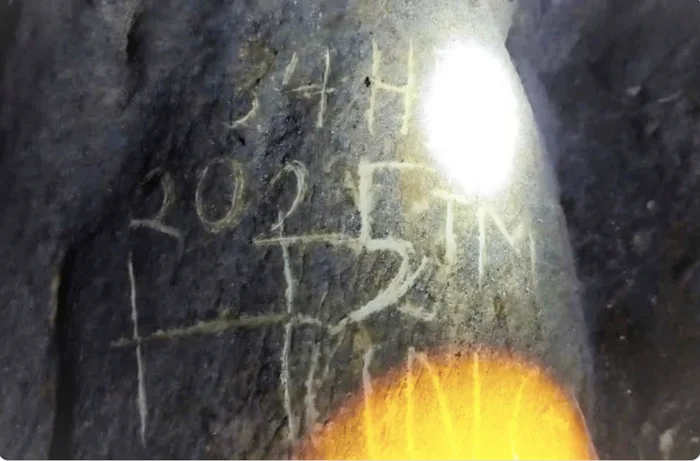 Dồng chữ được cho là anh Mạnh đã khắc trước đó.