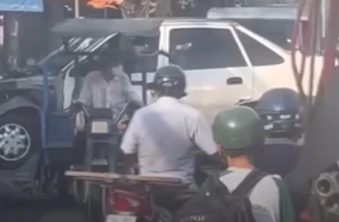  Xác minh clip xe ba gác ‘cõng’ ôtô trong hẻm nhỏ ở TP.HCM