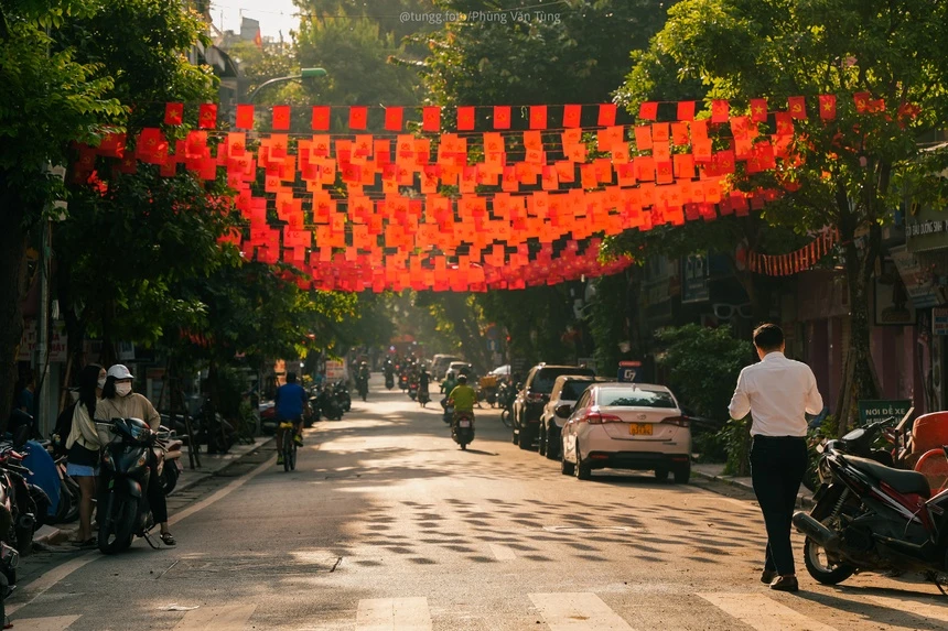 bộ ảnh đường phố của Phùng Văn Tùng (sinh năm 1998) cũng khiến nhiều người “dừng lướt” để ngắm nhìn.