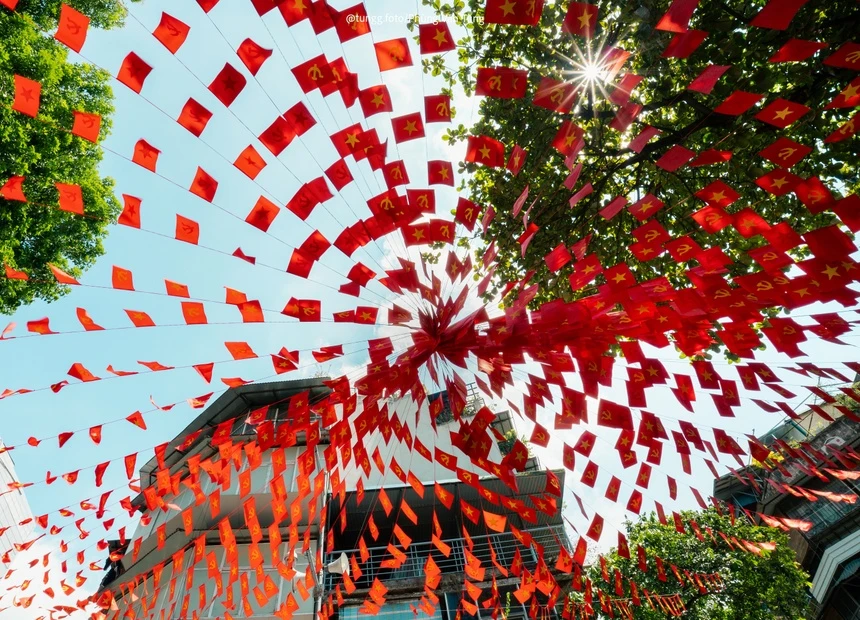 Hà Nội trong sắc đỏ cờ hoa