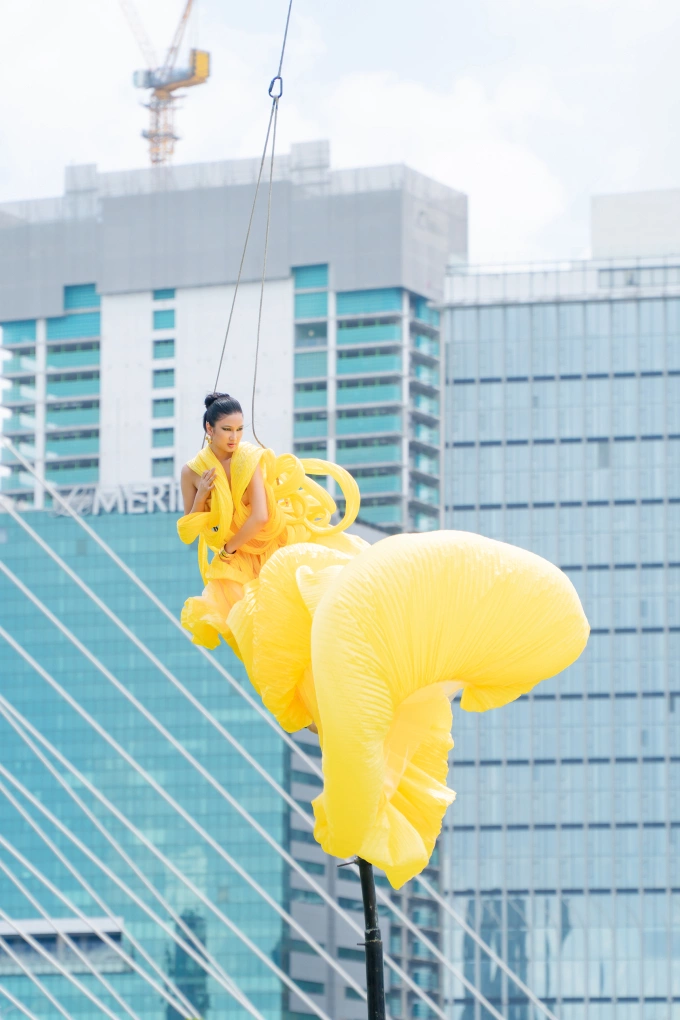 ng. Hàng loạt lời chê từ giám khảo vang lên: “chưa có ảnh”, “thiếu kết nối với ống kính”, “váy che mặt”… khiến nhiều người cảm thấy căng thẳng thay cho cô gái trẻ.
