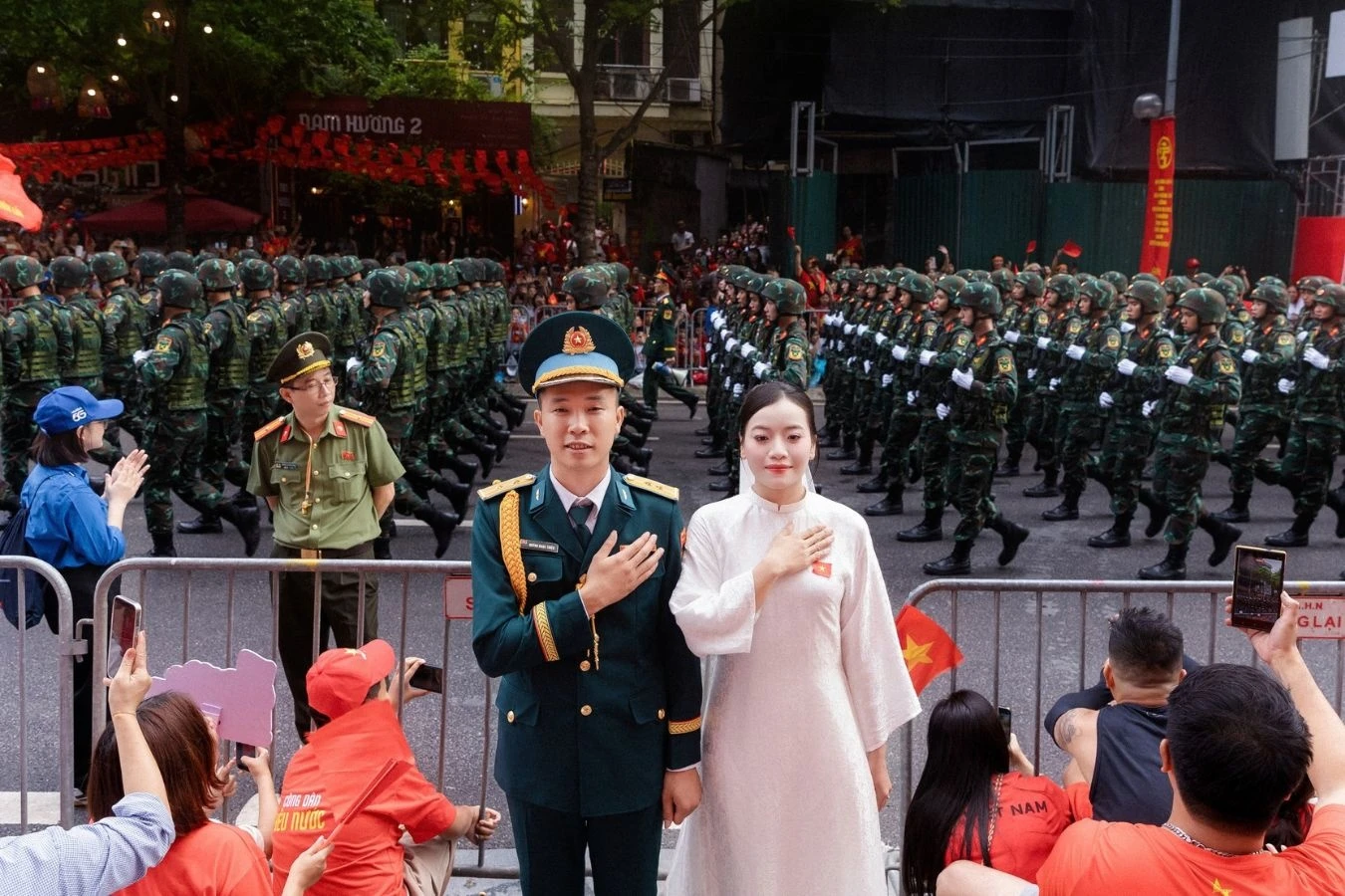  Ảnh cưới “cực phẩm” giữa khung cảnh diễu binh: Cặp đôi gây bão mạng vì quá điện ảnh