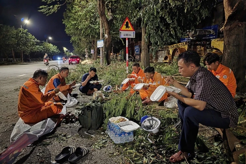 Hình ảnh một suất cơm “bình dân” với giá 135.000 đồng dành cho nhân viên ngành điện tại Nghệ An đang gây ra nhiều tranh luận trái chiều trên mạng xã hội.