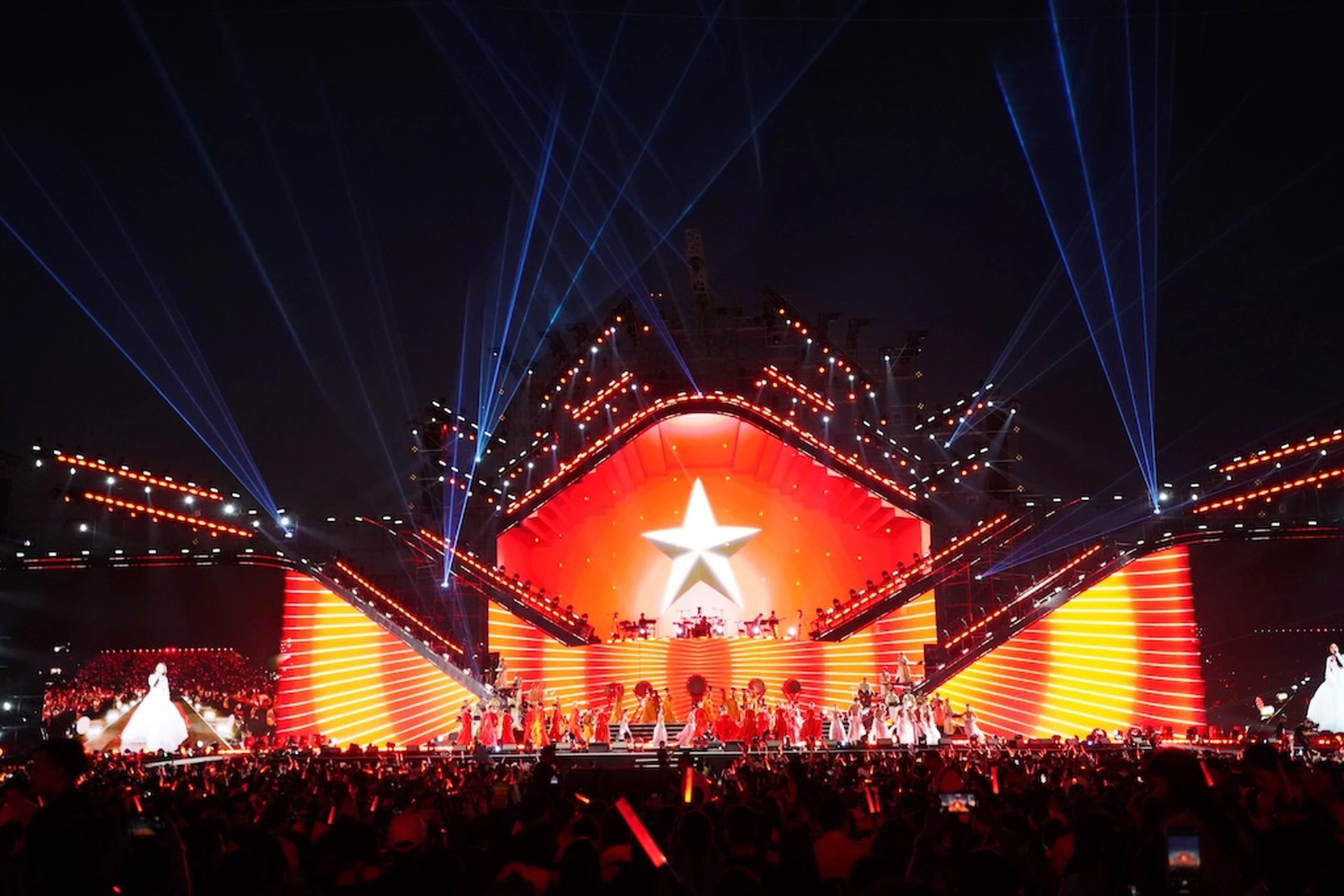 Nhiều tiết mục kết hợp âm nhạc dân gian và đương đại, tạo nên những màn trình diễn giàu cảm xúc.