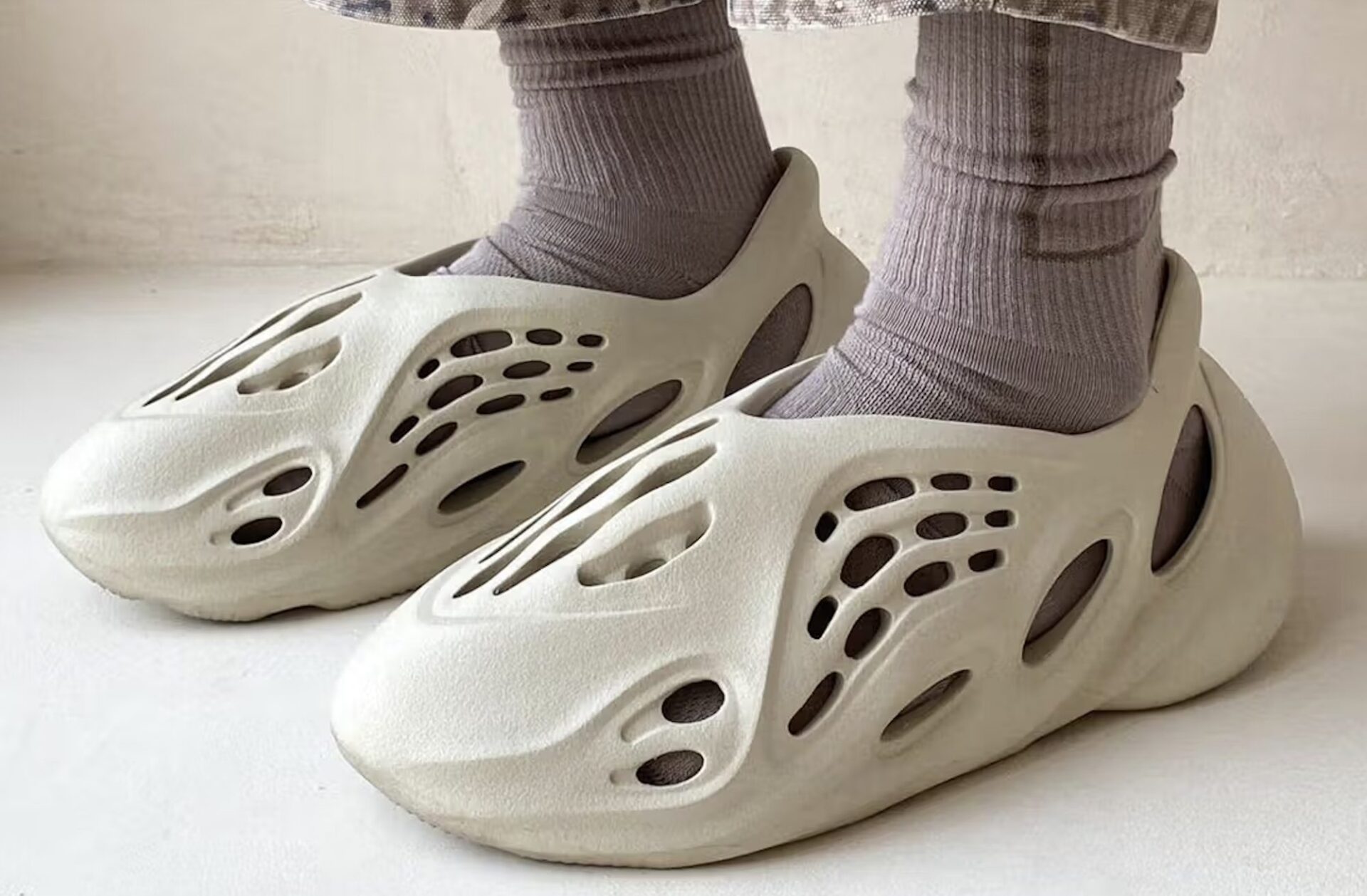 Retro hay “mượn vibe” từ Yeezy?