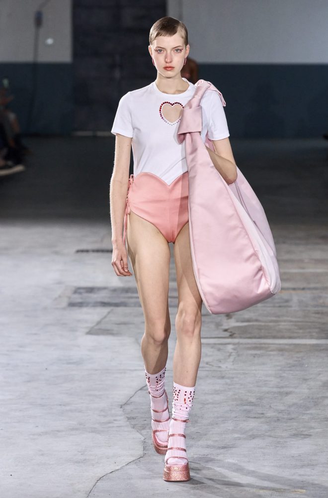 Túi xách khổ lớn (XL Bags) năm nay lột xác ngoạn mục.