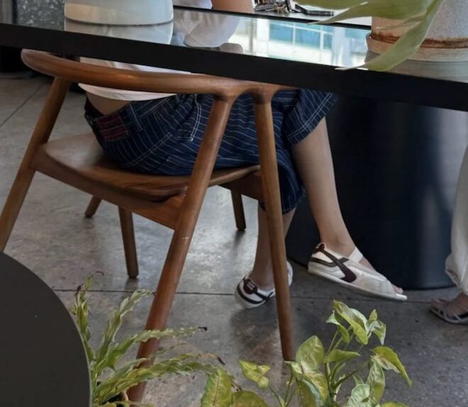  Jennie lại khiến giới mộ điệu “cháy túi” với mẫu giày gây tranh cãi của Miu Miu