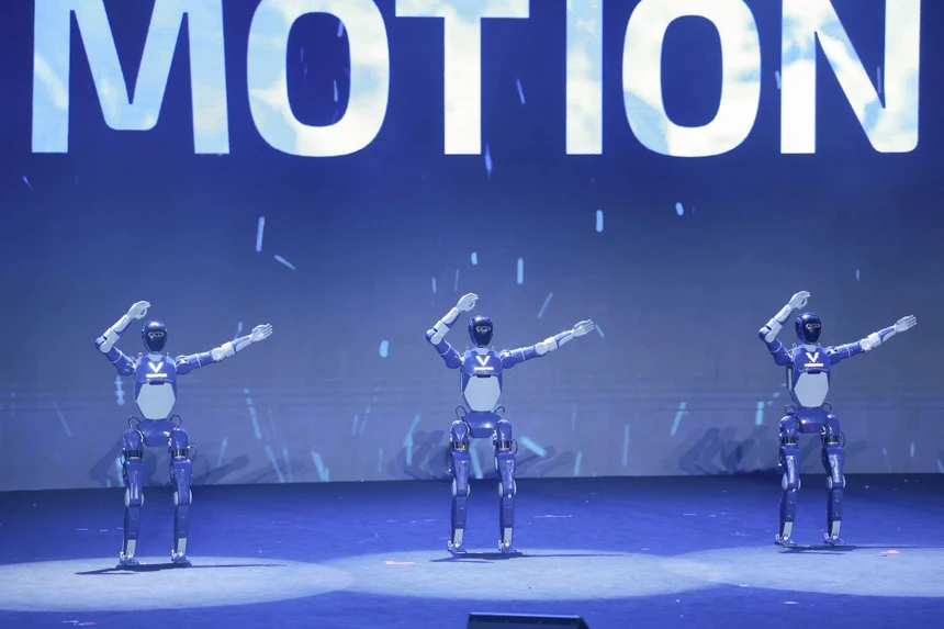 trình diễn trực tiếp dàn robot hình người 100% “Make in Vietnam” trước hơn 1.000 khán giả.