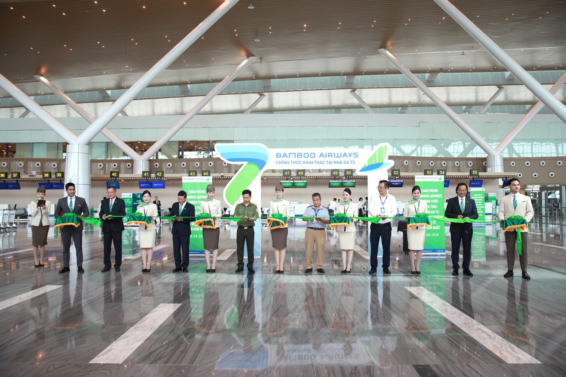 Đại diện lãnh đạo Bamboo Airways cùng khách mời cắt băng tại sự kiện sáng 18/8. Ảnh: Bamboo Airways