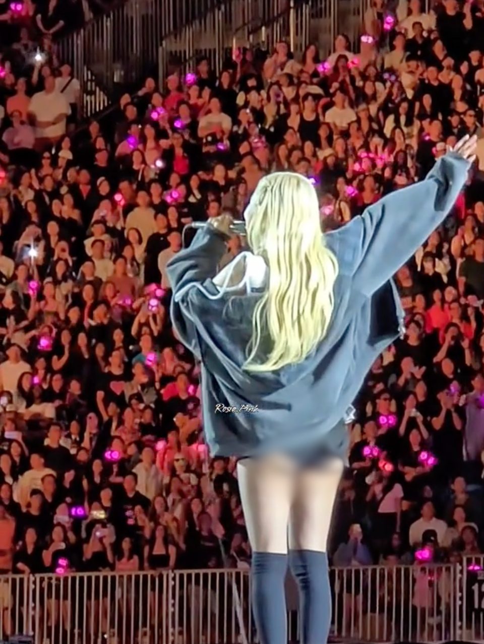 Một vài bức ảnh từ phía sau cho thấy phần vòng 3 bị lộ,