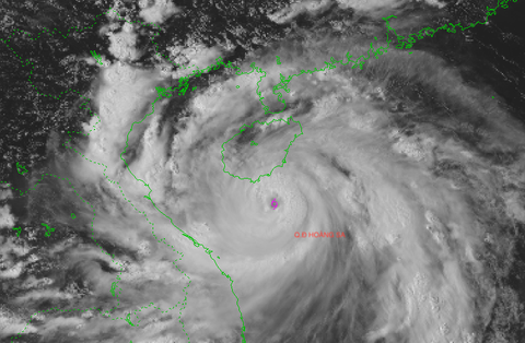 Bão số 5 tăng cường độ bất thường