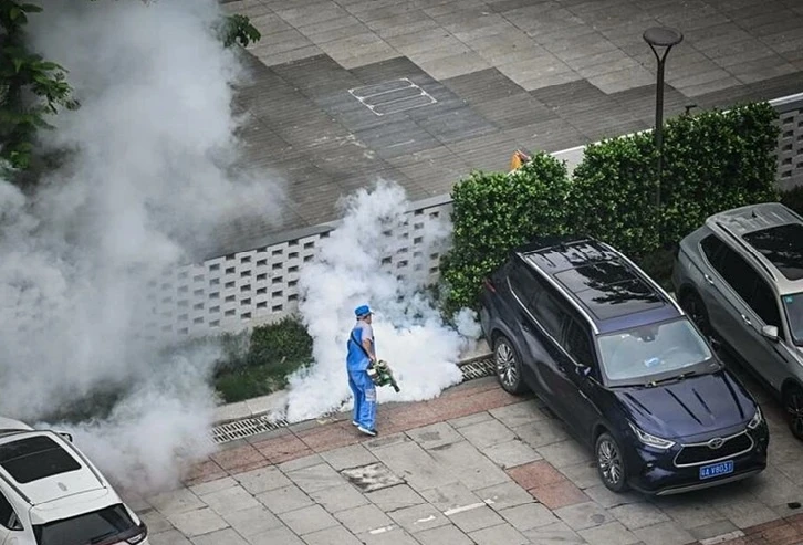 Nhân viên y tế phun thuốc diệt muỗi tại sân để xe của một tòa nhà ở Trung Quốc. Ảnh: VCG.