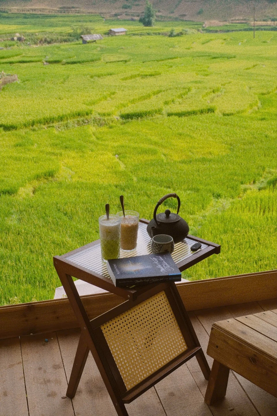 thong thả thưởng thức đồ uống, để gió và mùi lúa non làm dịu đi cả những mệt mỏi đường xa.