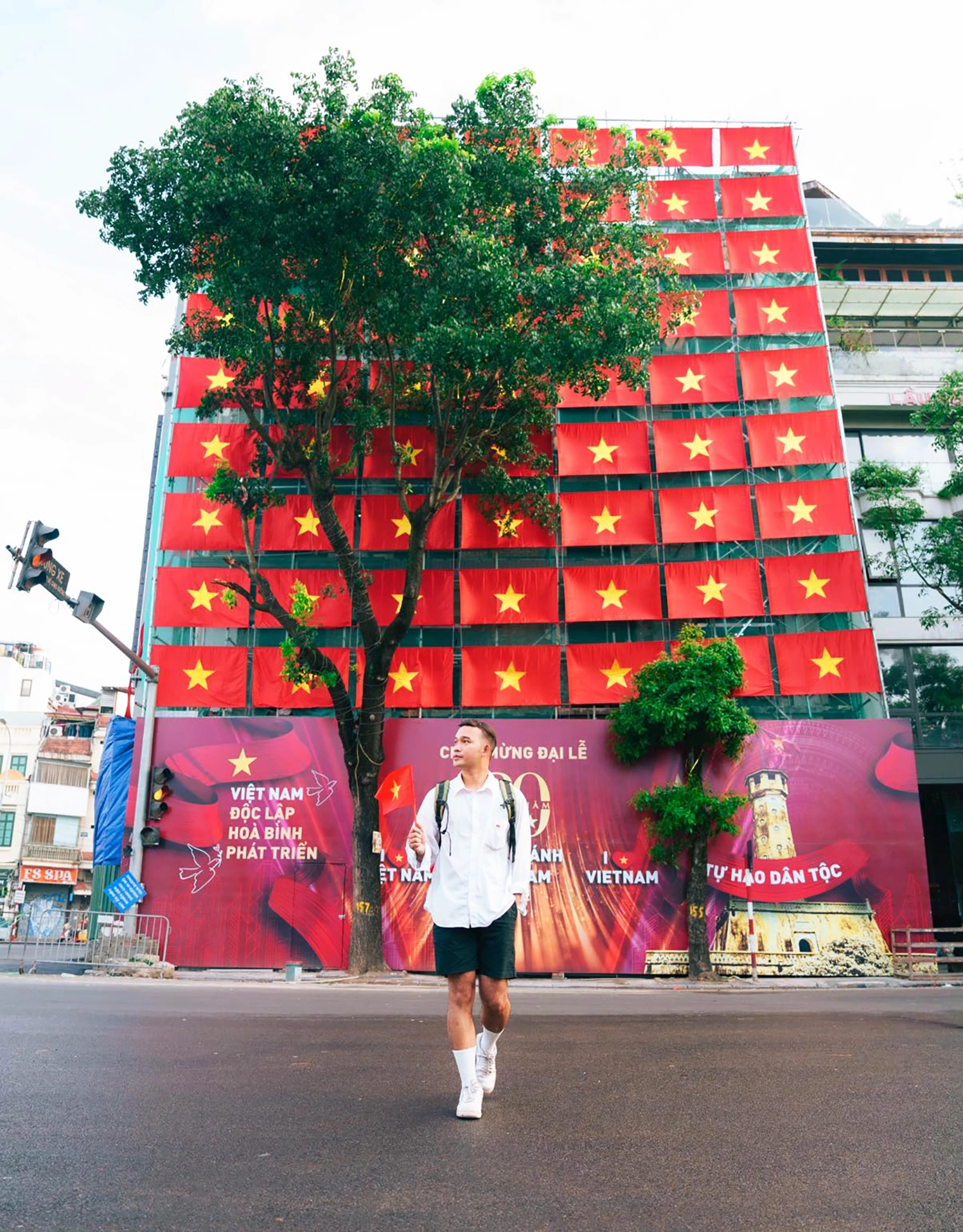 Hà Nội rực rỡ trong sắc đỏ của ngày lễ lớn.