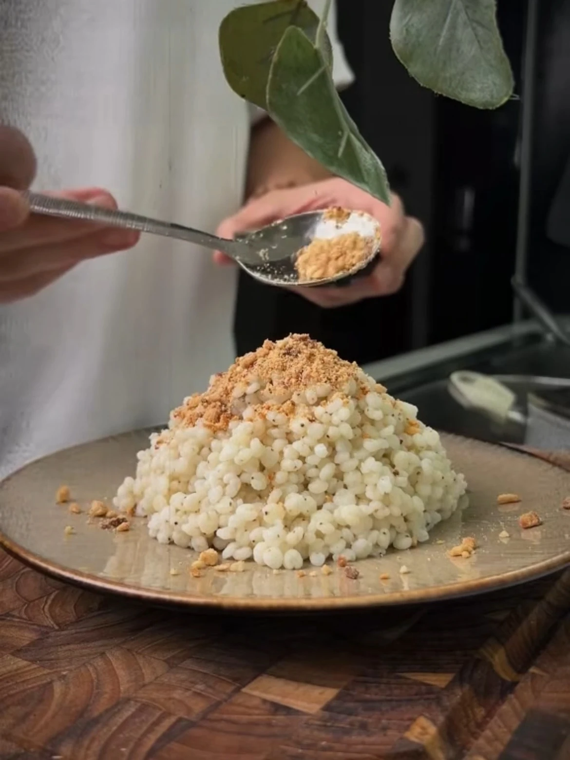 Video đầu tiên đăng ngày 18/5 về món cơm nắm muối vừng đã đạt hơn 6 triệu lượt xem.