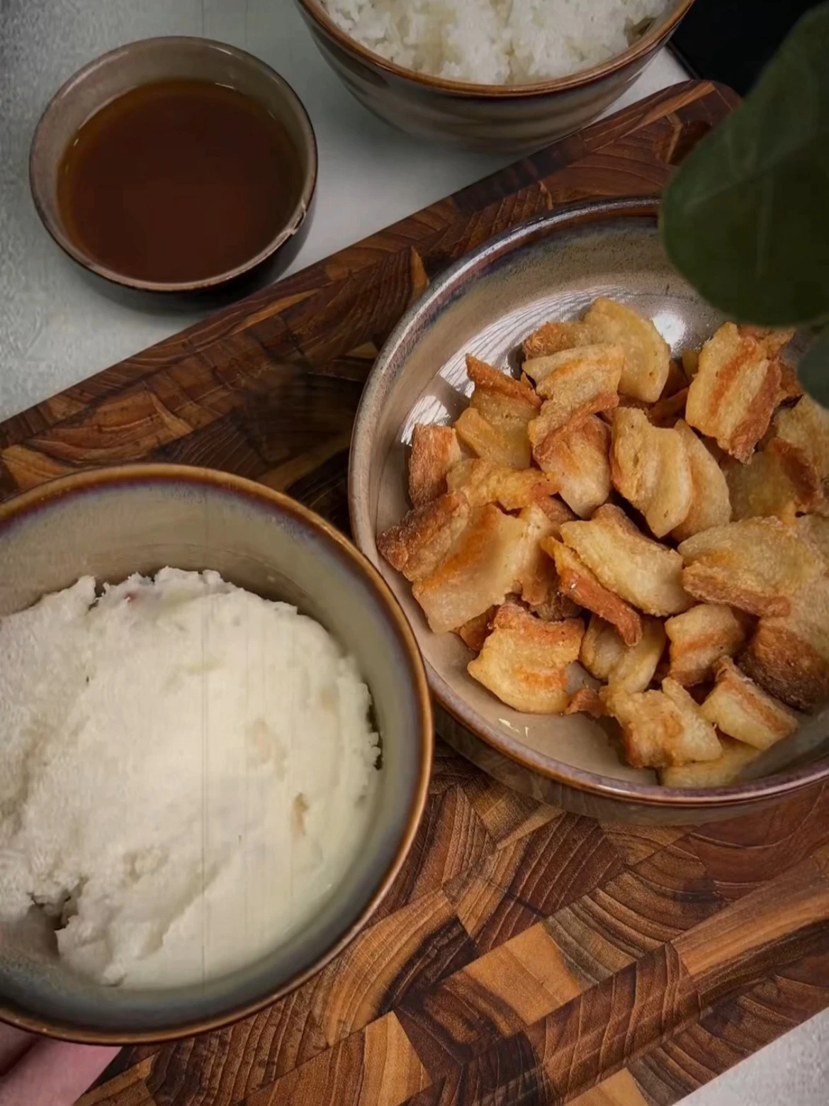 . Dù không thể tái hiện 100% nguyên bản, anh vẫn giữ tinh thần “ít gia vị, nhiều sự thật” để khán giả cảm nhận chân thực nhất.