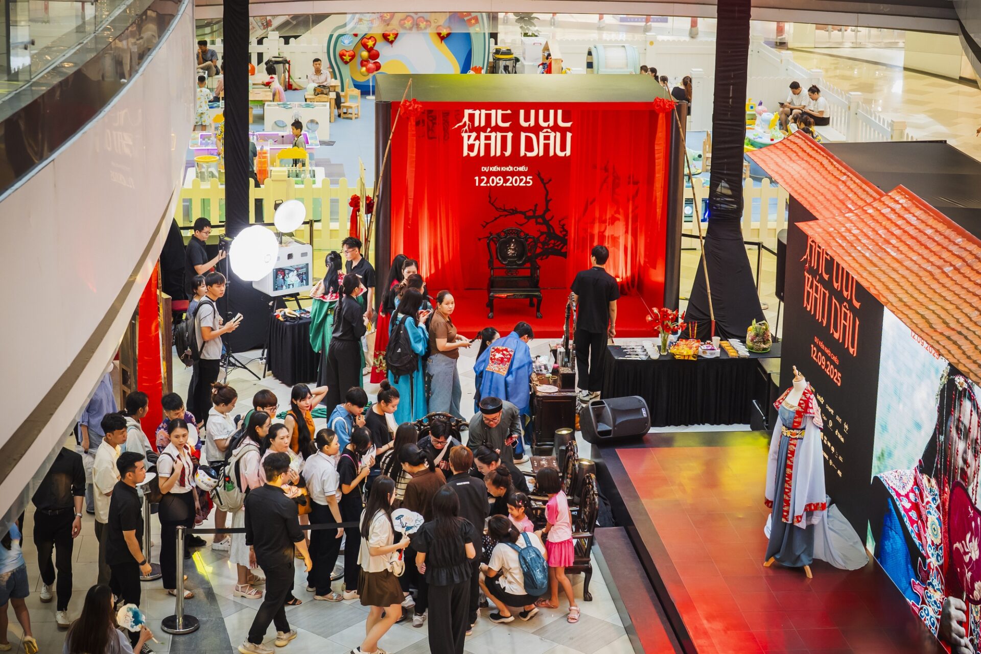  Vạn Hạnh Mall gây bão với lễ “rước dâu” cổ trang: Khách tham quan bất ngờ hóa cô dâu, chú rể