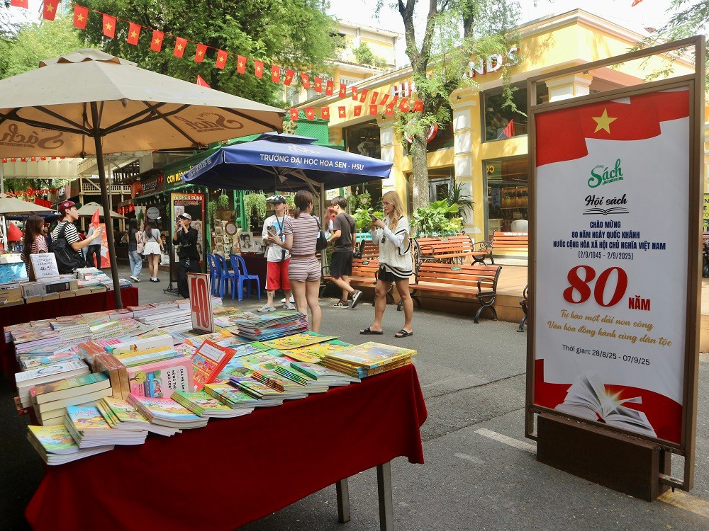 Không gian lễ hội sách được trang hoàng rực rỡ, tạo nên điểm đến hấp dẫn cho bạn đọc và du khách trong dịp nghỉ lễ Quốc khánh.