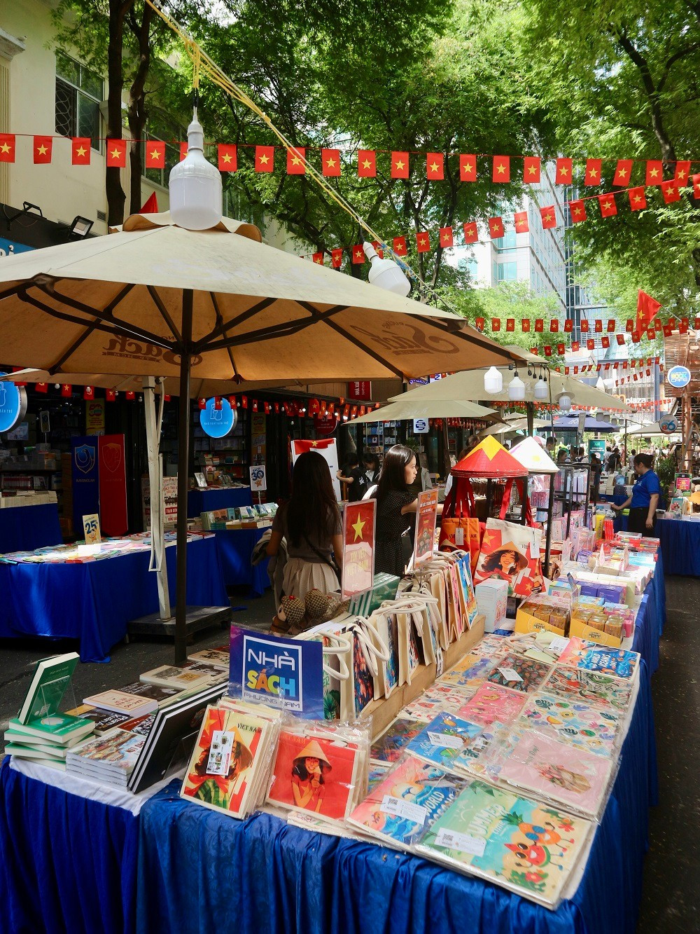  Đường sách TP.HCM rộn ràng hội sách Quốc khánh: Sách đồng giá 10K, giảm sâu tới 70%