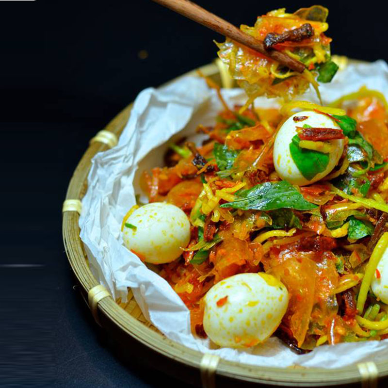 Một số thông tin lan truyền cho rằng món ăn bắt nguồn từ Tây Ninh, vùng đất vốn nổi tiếng với bánh tráng phơi sương Trảng Bàng.