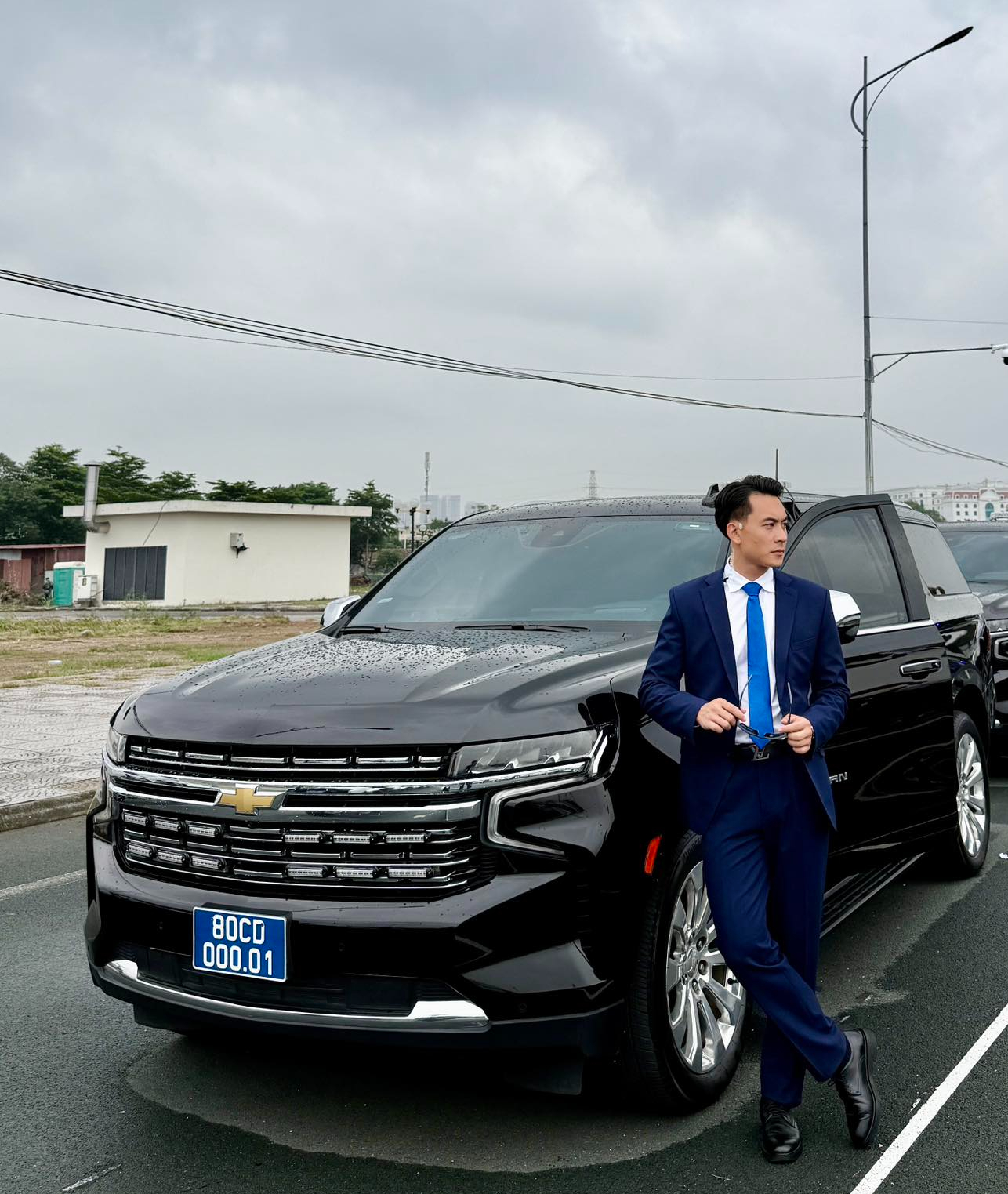  Nhân vật mặc vest, đeo kính đen “gây sốt” trên sóng truyền hình