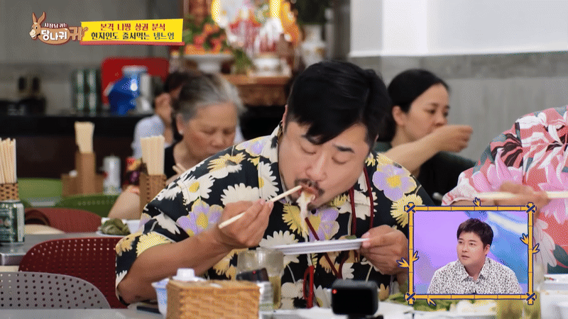 Du khách Hàn Quốc bất ngờ trước món bún quen thuộc của người Việt