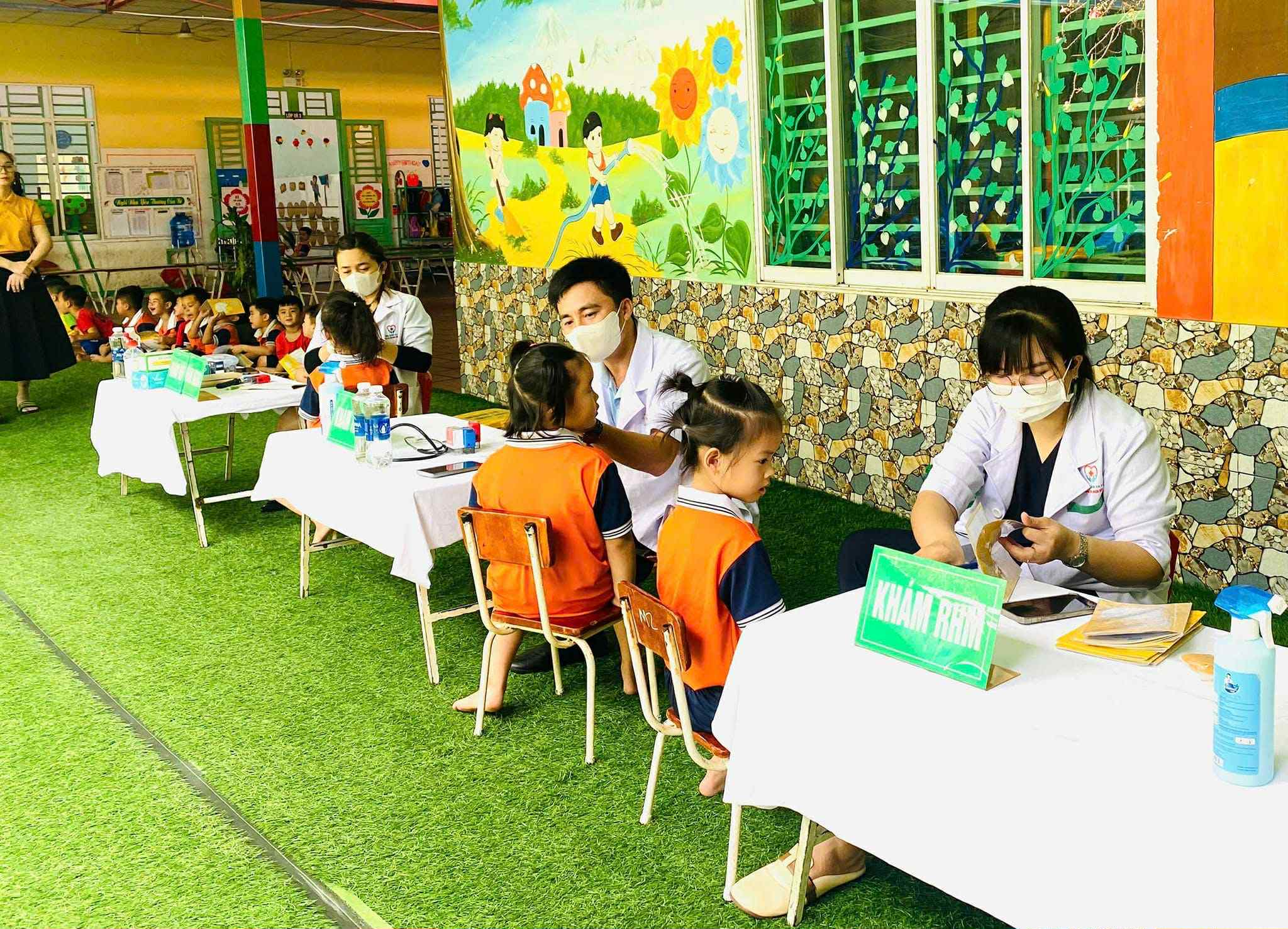 Trường tổ chức khám sức khỏe định kỳ cho 100% học sinh nhằm đảm bảo phát hiện sớm và phòng ngừa các vấn đề về thể chất, góp phần tạo môi trường học đường an toàn, khoa học.