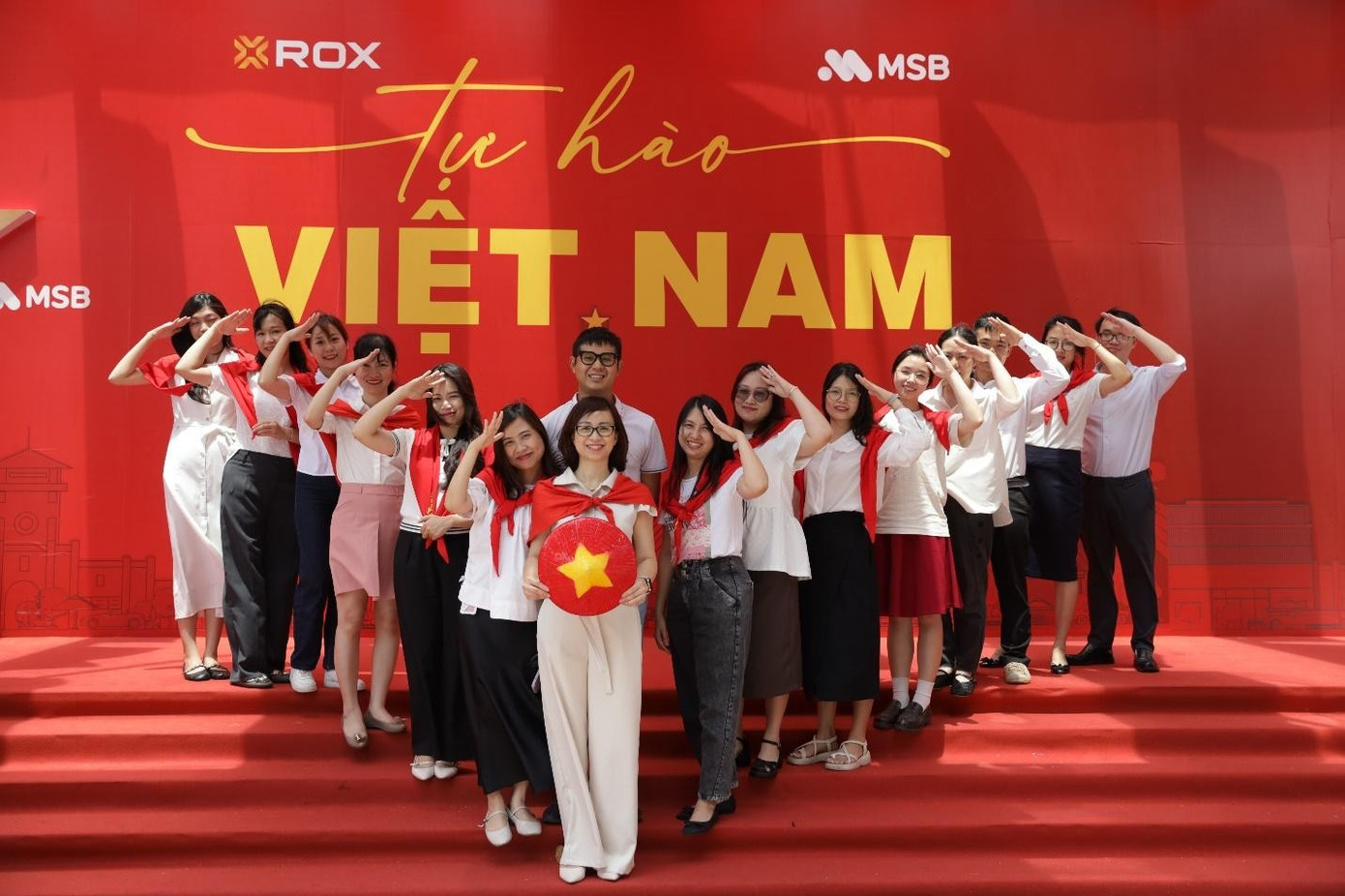 Sự kiện này nhanh chóng thu hút đông đảo giới trẻ, nhân viên văn phòng và người dân, tạo nên một “phông nền” của sự đoàn kết và tự hào.