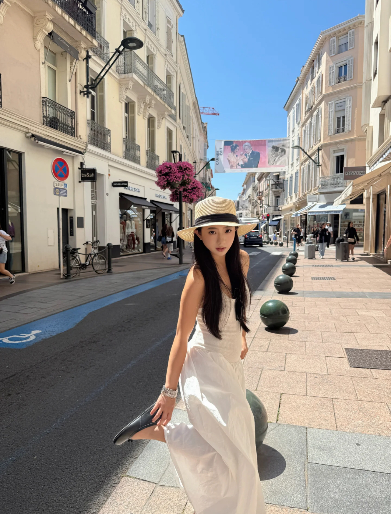 Trend “nhạt như nước lọc” không chỉ giải nhiệt mà còn mang lại vẻ tinh tế, hợp mọi dáng người và dễ ứng dụng cho nhiều hoàn cảnh.