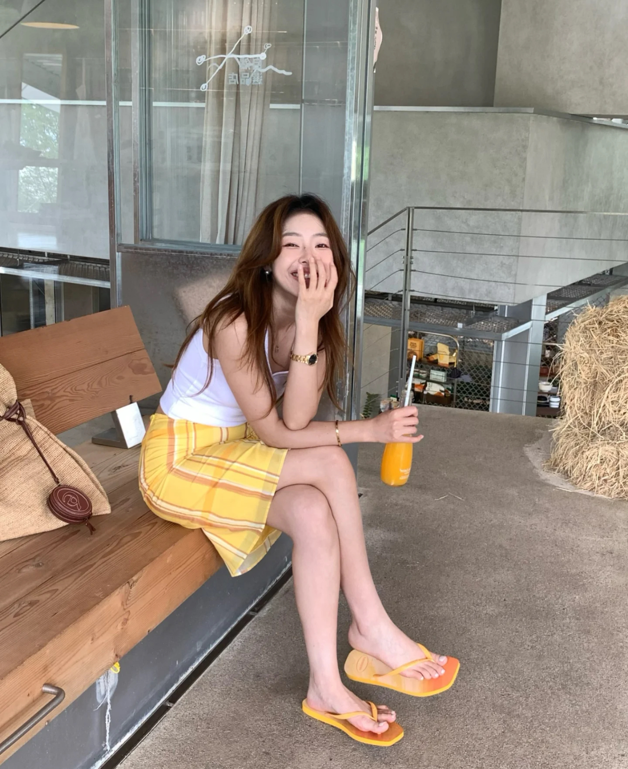 Khi dép tông không còn “chỉ để đi biển”