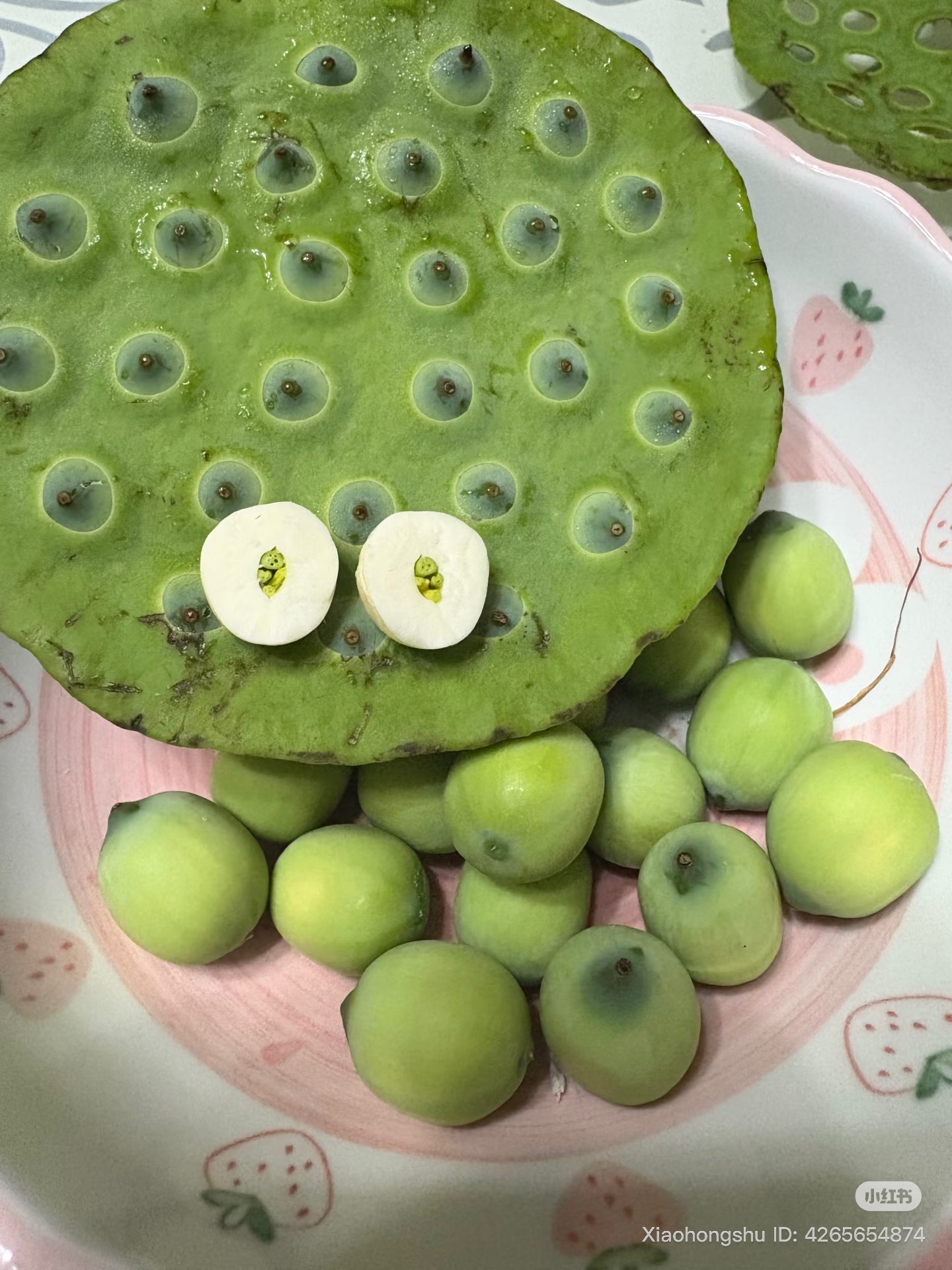 Vốn chỉ là nguyên liệu gắn liền với chè ngọt, bánh trung thu hay những bát thuốc bổ, hạt sen nay bất ngờ trở thành “ngôi sao” mới của mạng xã hội Trung Quốc.