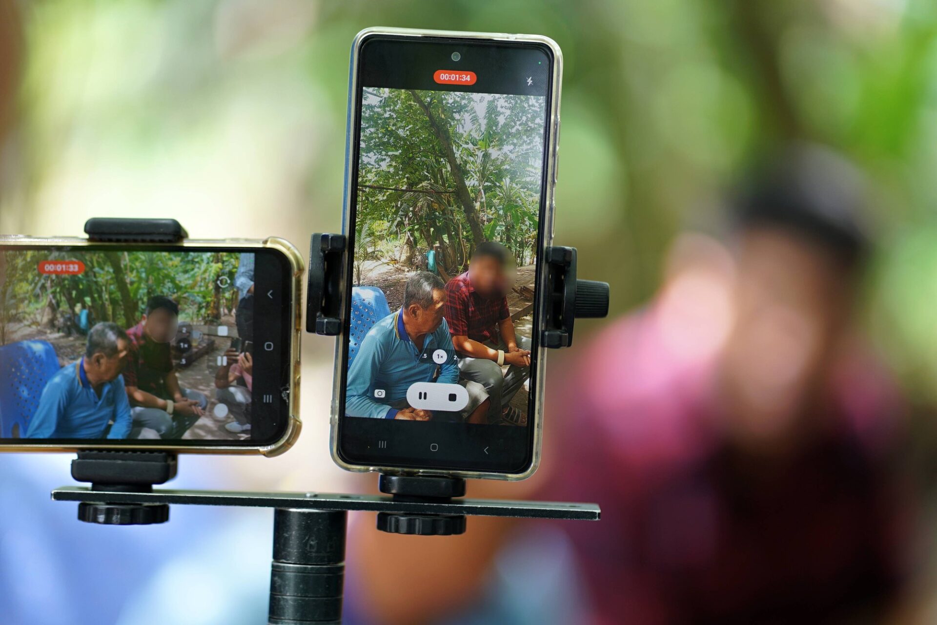 Trong căn nhà dựng tạm bằng tôn, gỗ và bạt cũ, thứ quý giá nhất với ông không phải vật chất mà chính là tình nghĩa