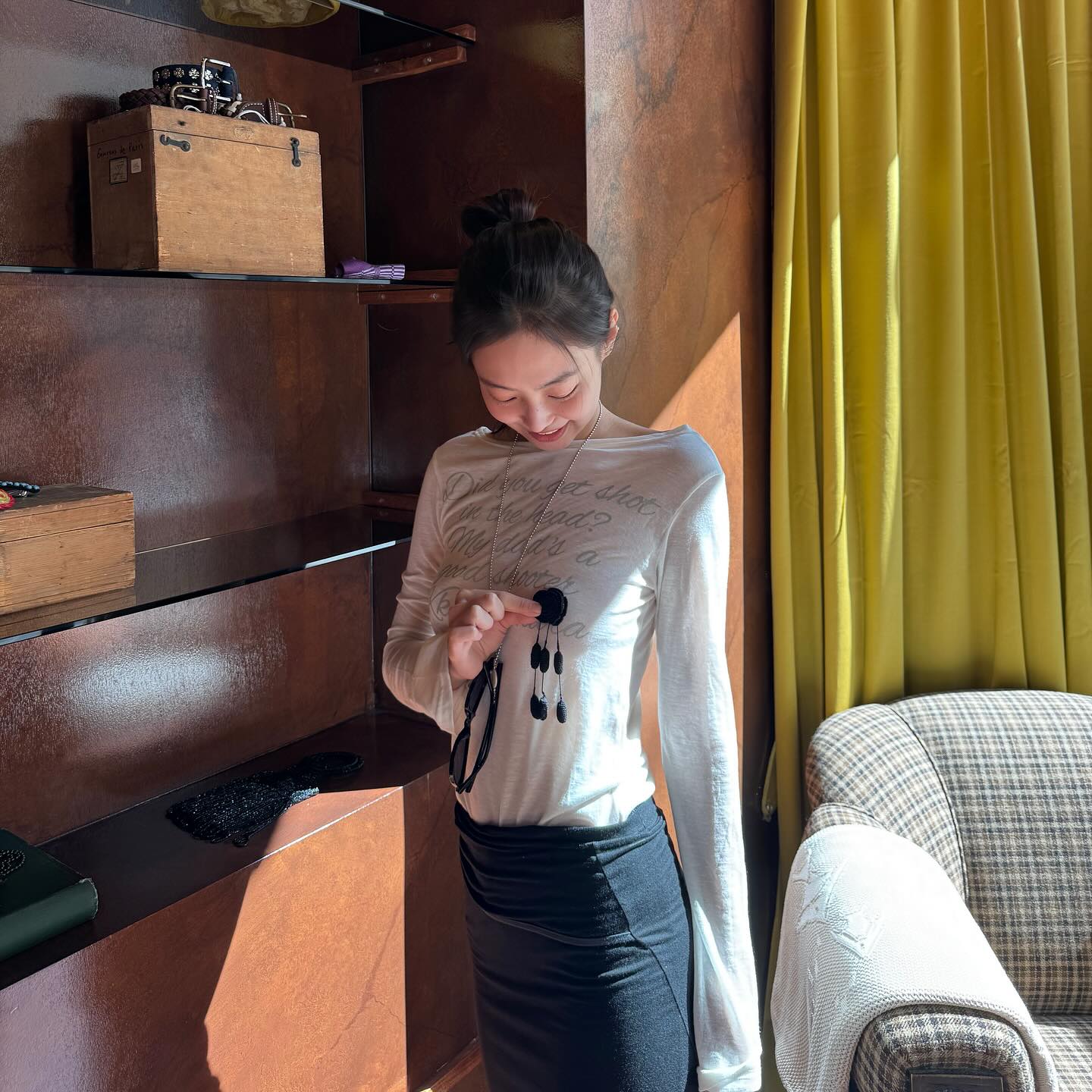 spotlight không nằm ở món đồ đắt đỏ mà ở chiếc áo chỉ hơn 500k