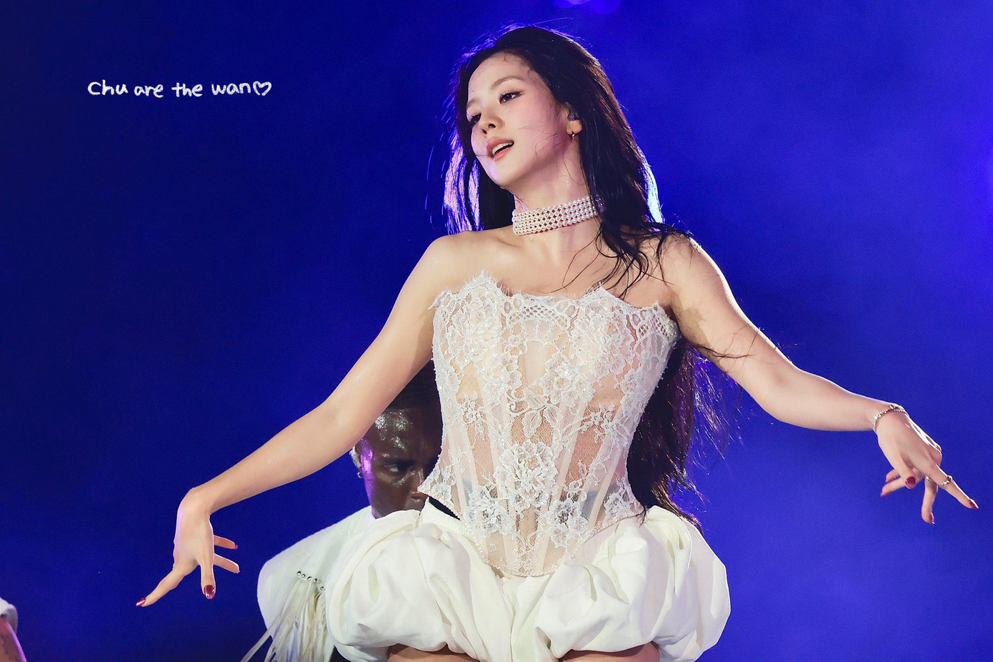 60 giờ cho một bộ váy, 3 phút trên sân khấu