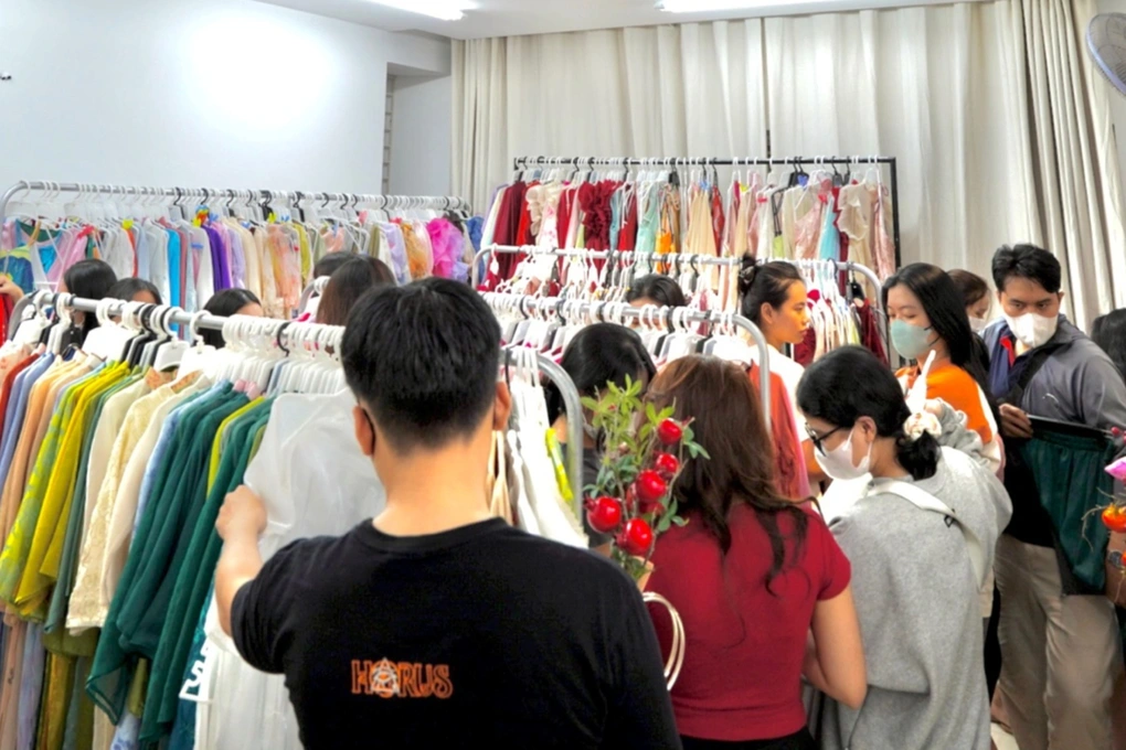  Áo dài “cháy hàng” dịp Quốc khánh 2/9 , chủ shop bận rộn đến mức “không kịp ăn cơm”