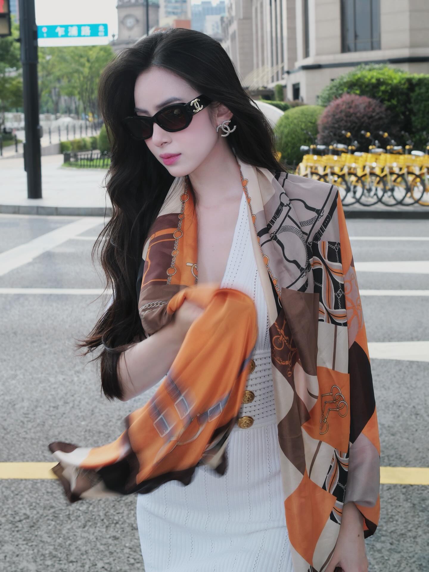 Từ thần thái tự tin đến cách phối đồ tinh tế, Hương Liên cho thấy sự hòa quyện giữa vẻ đẹp trẻ trung và đẳng cấp